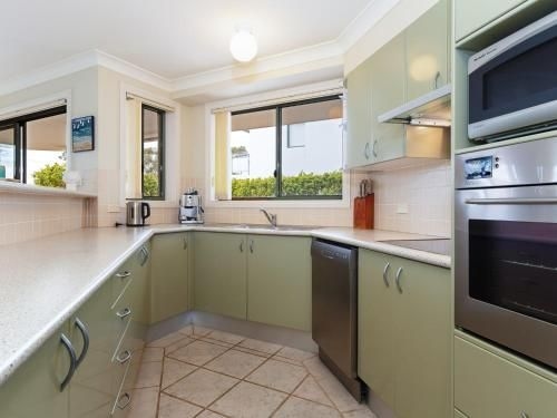 2 'Peninsula Waters' - three bedroom unit with spacious private courtyard & WIFI1