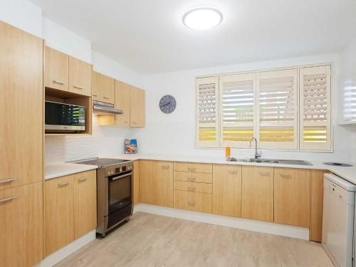 2 'Westpoint', 2 Thurlow Avenue - ground floor, linen supplied, views3