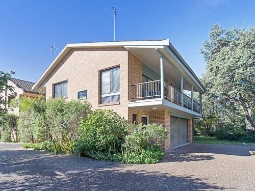 2 'Plattens' 15 Kurrawa Close - great duplex so close to the water1