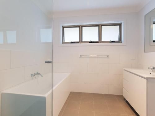 5 Bent Street - huge house with Foxtel & Aircon4