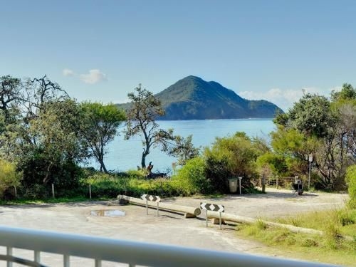3 'Albacore', 12 Ondine Close - waterfront, pool, lift & views0