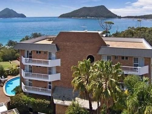 3 'Albacore', 12 Ondine Close - waterfront, pool, lift & views3