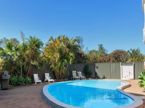 3 'Albacore', 12 Ondine Close - waterfront, pool, lift & views2