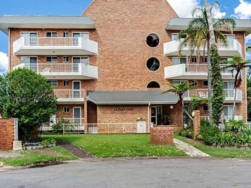 3 'Albacore', 12 Ondine Close - waterfront, pool, lift & views1