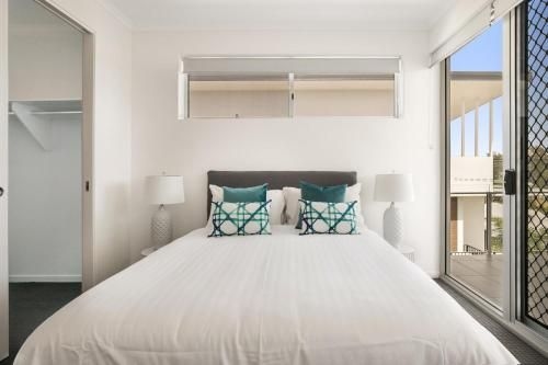 Spacious apartment with generous entertaining4