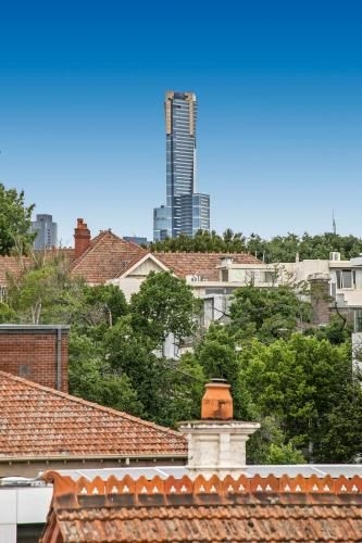 Oversized apartment close to city, parks, MCG2