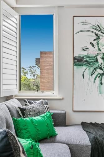 Oversized apartment close to city, parks, MCG4
