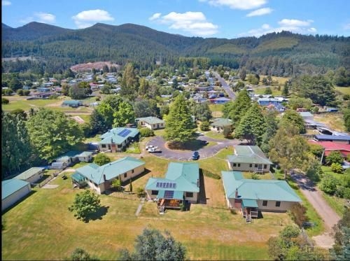 Giants Table and Cottages1