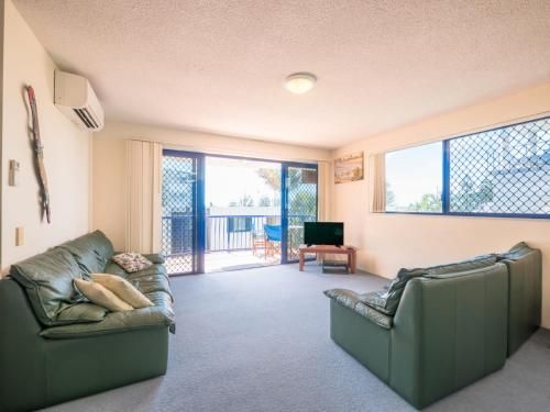 Jade Waters U4/ Latona Ave3