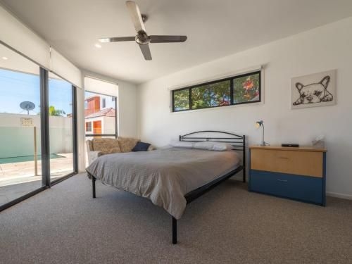 Campbell St, 11 Moffat Beach4