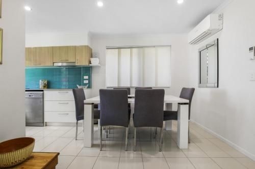 Golden Shores Unit 1, 21 Landsborough Parade2