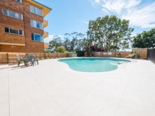 Golden Shores Unit 3, 21 Landsborough Parade4