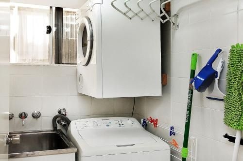 Monterey Lodge Unit 10, 27 Warne Terrace. Kings Beach3