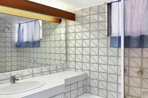 Monterey Lodge Unit 10, 27 Warne Terrace. Kings Beach4