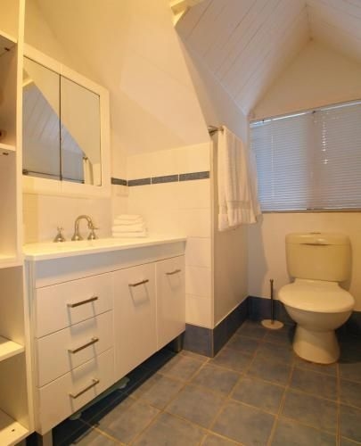 Cape Cod Beach House, 25 Skyline Crescent3