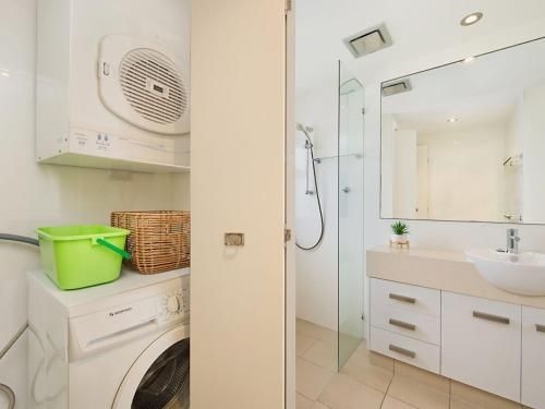 Eden Apartments Unit 801 - Modern 2 bedroom apartment close to the beach with free Wi-Fi3