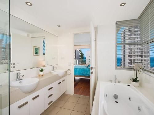 Eden Apartments Unit 801 - Modern 2 bedroom apartment close to the beach with free Wi-Fi2