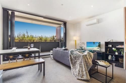Convenient city apartment with resort-style extras0