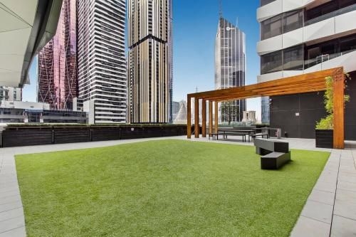 Convenient city apartment with resort-style extras3