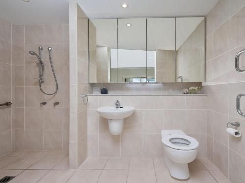 Whispering Sands', 10 Sandy Point Road - Luxury waterfront home with aircon, WIFI & Foxtel4