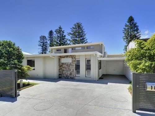 Whispering Sands', 10 Sandy Point Road - Luxury waterfront home with aircon, WIFI & Foxtel3