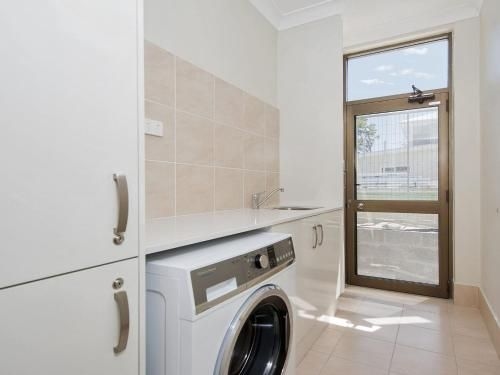 Whispering Sands', 10 Sandy Point Road - Luxury waterfront home with aircon, WIFI & Foxtel1