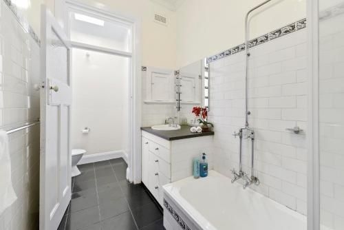 GlenIris Beautiful 6BedderFamily House+2Bath+Pool3