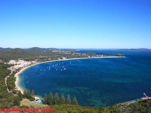18 'Shoal Bay Beach Apartments' - fantastic air conditioned unit with a pool & lift3