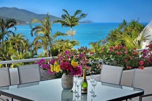 Bella Azure Two Bedroom Two Bathroom Spacious Ocean-view Apartment With Golf Buggy0