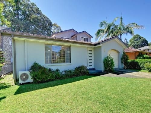 Beach House' 8 Mistral Close - large house with aircon1