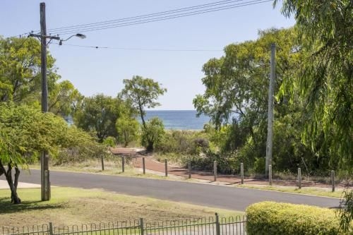 Tranquil Waters - Pet Friendly Family Beach House in Quindalup3