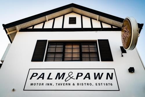 Palm and Pawn Motor Inn0