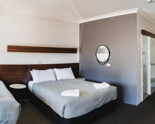 Palm and Pawn Motor Inn3