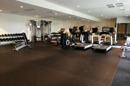 Modern 1 Bedroom Apartment In Tranquil Parklands2