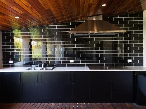 Luxury on Lewis - 6 Lewis Road1