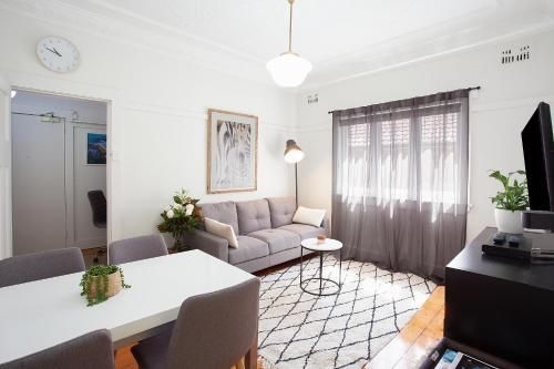 Ideal Bondi Lifestyle Unit Near Beach w Parking0