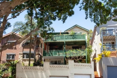Ideal Bondi Lifestyle Unit Near Beach w Parking1