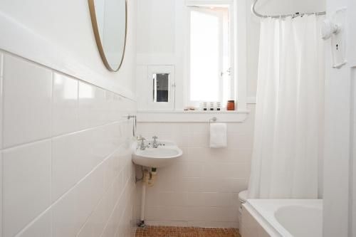 Ideal Bondi Lifestyle Unit Near Beach w Parking3