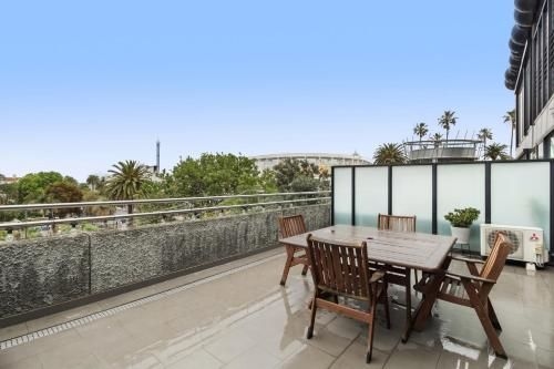 One-Bed Apartment With Balcony and Luna Park Views3