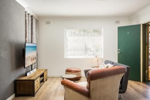 Suburban Two-bed Apartment with Parking and Patio4