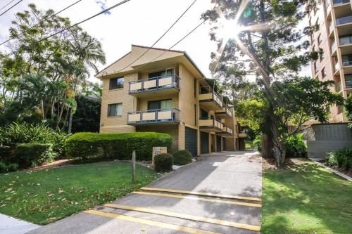 2 Bedroom St Lucia Apartment close to UQ and CityCat3