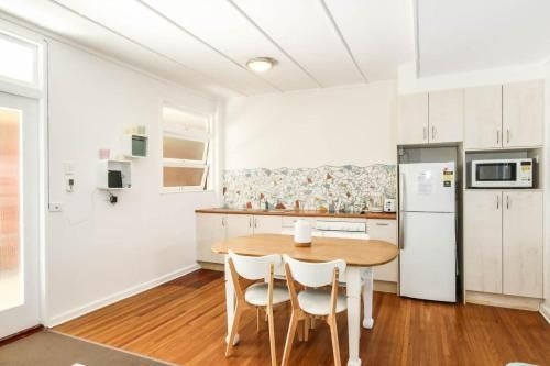 1BDR Funky Beach Pad Steps To The Beach W PARKING (Funky 1 Bedroom Beach Pad by the Beach)3