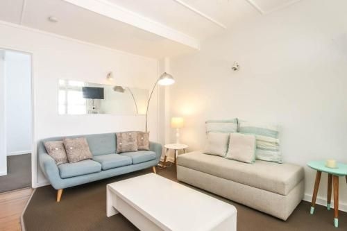 1BDR Funky Beach Pad Steps To The Beach W PARKING (Funky 1 Bedroom Beach Pad by the Beach)0