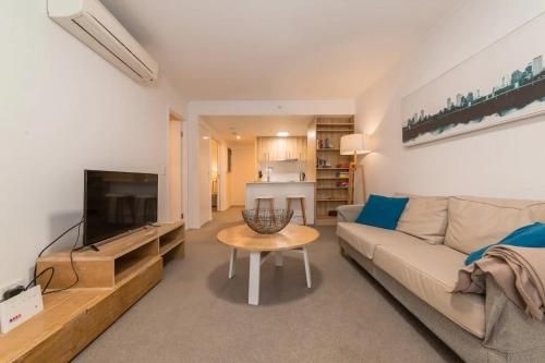 2BD2BATH seconds from RNARBWHValley (2 Bedroom Apartment Seconds From Valley)1