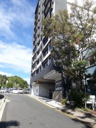 2BD2BATH seconds from RNARBWHValley (2 Bedroom Apartment Seconds From Valley)3