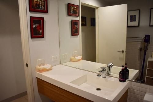 Spacious Apartment in the Heart of Melbourne's CBD3