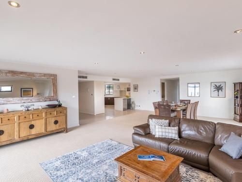 15 Dolphin Cove, 2 - 6 Government Rd - Stunning Penthouse with views, lift & Ducted Air Conditioning4