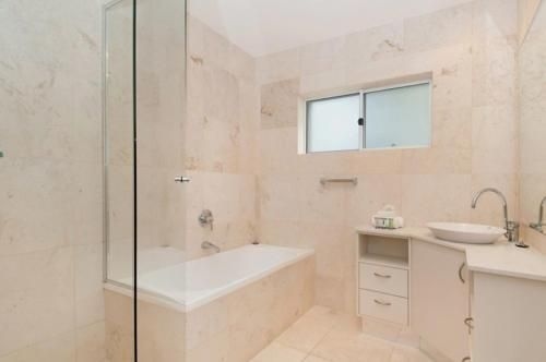 Noosa Penthouse close to Hastings Street - Unit 2 Vue, 28 Edgar Bennett Ave4