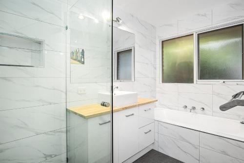 Hilltop Beach House: newly updated4