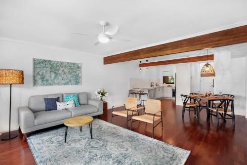 Quiet Waterfront Retreat in Family Neighbourhood0
